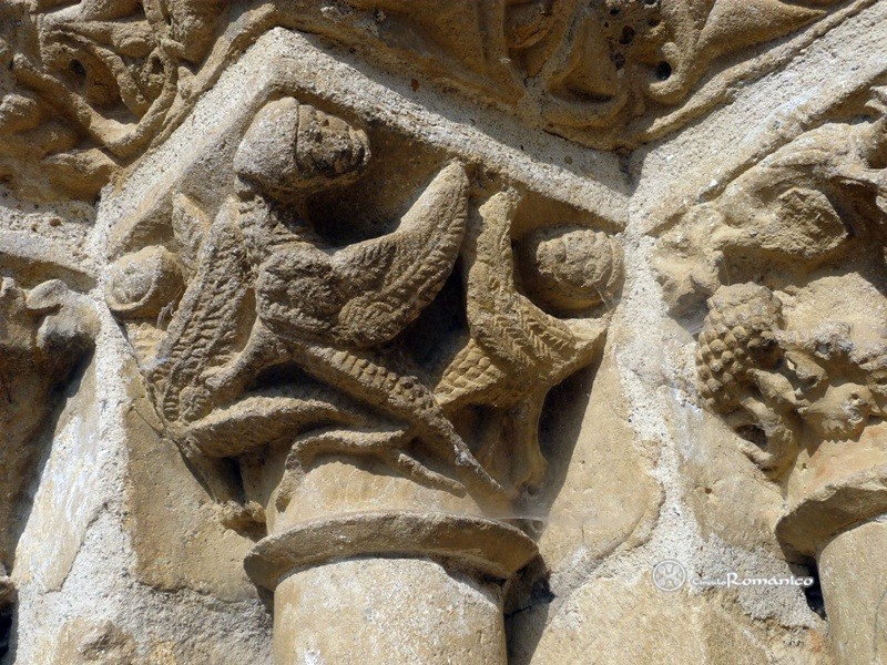 Teilhet. San Juan Evangelista. Capitel con grifos de alas desplegadas