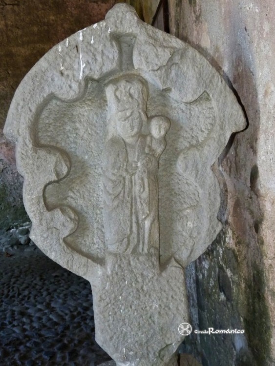 Tremesaygues. Notre Dame. Estela con bajorrelieve de la Virgen con el Niño en brazos