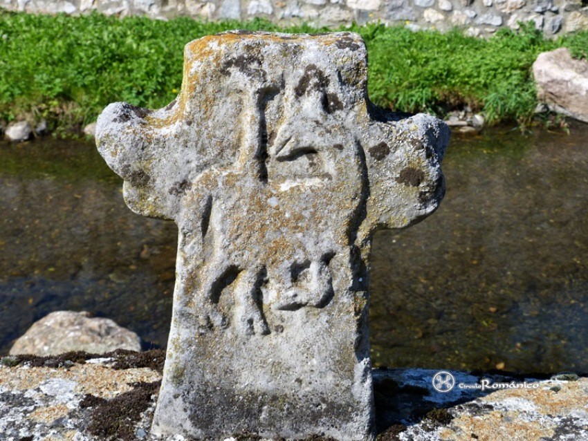 Tremesaygues. Notre Dame. Cruz con relieve de animal fantástico