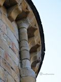 Verges. Sant Jean. Cornisa con cuatripétalas y canecillos lisos