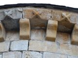 Verges. Sant Jean. Detalle de la cornisa y los canecillos