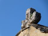 Vernaux. Sainte-Marthe. Acrótera con cruz