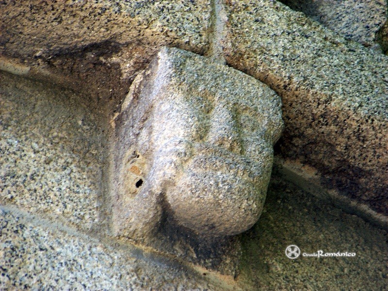 Estavar. Sant Julià. Canecillo con rostro humano
