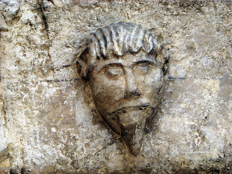Llo. Sant Fructuós. Arquivolta: hombre sacando la lengua