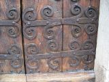 Rià. Sant Vicenç. Detalle de los herrajes de la portada