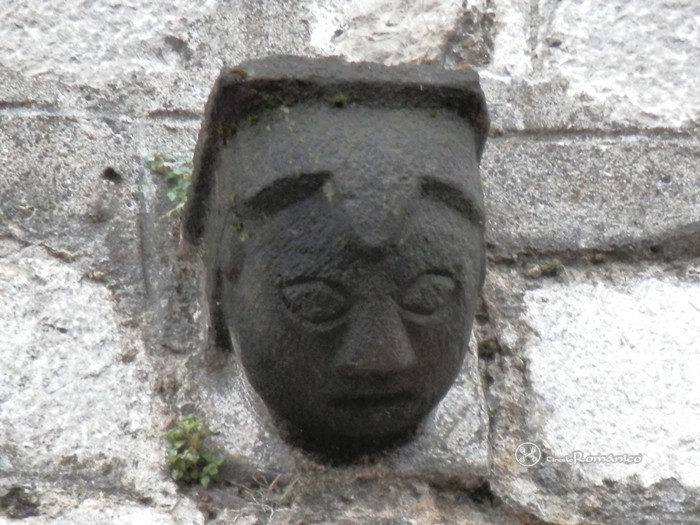 Saint-Girons. Saint-Valier. Ménsula con forma de cabeza