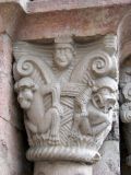 Villafranca de Conflent. Sant Jaume. Capitel con seres simiescos