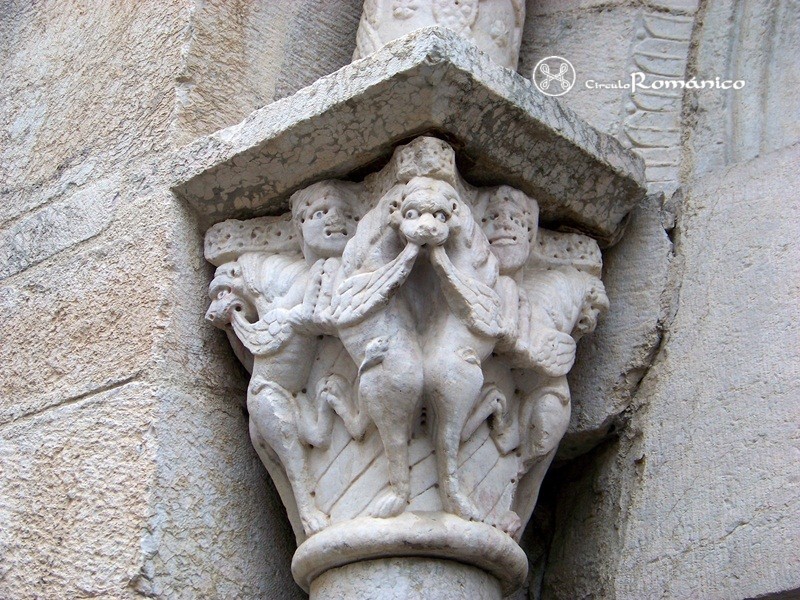 Villafranca de Conflent. Sant Jaume. Detalle de capitel con leones alados y cabezas humanas