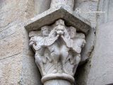 Villafranca de Conflent. Sant Jaume. Detalle de capitel con leones alados y cabezas humanas