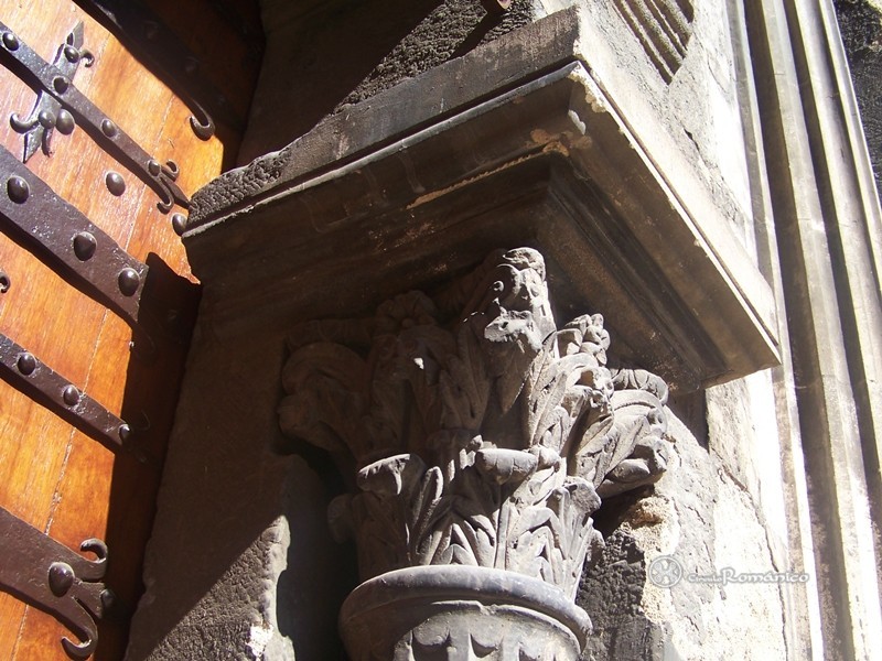 Aix-en-Provence. Saint Sauveur. Detalle de capitel vegetal