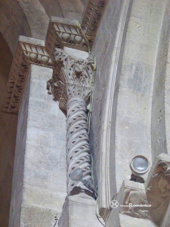 Aix-en-Provence. Saint Sauveur. Columna con capitel vegetal y fuste con decoración helicoidal
