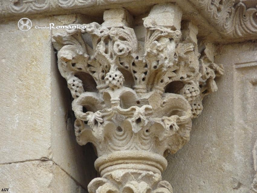 Charlieu. Saint Fortunat. Capitel vegetal