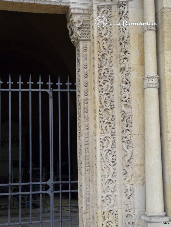 Charlieu. Saint Fortunat. Lado derecho de la portada