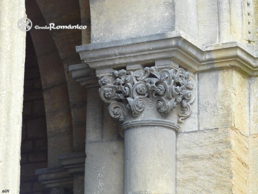 Charlieu. Saint Fortunat. Detalle de capitel vegetal