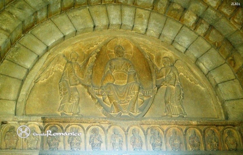 Charlieu. Saint Fortunat. Tímpano de la puerta de acceso a las naves