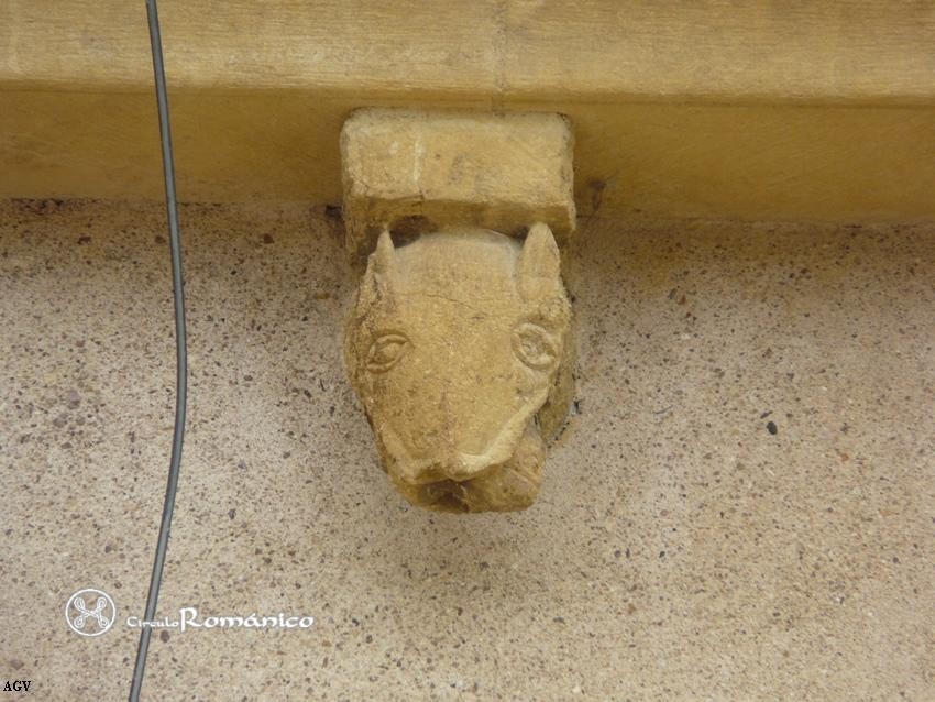 Montceaux L´Etoile. Saint Pierre y Saint Paul. Detalle de cabeza animal