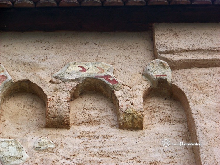 Csempeszkopács. San Miguel . Detalle de los arcos lombardos