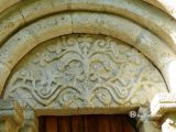 Monoszló. Iglesia luterana. Detalle del tímpano con representación vegetal