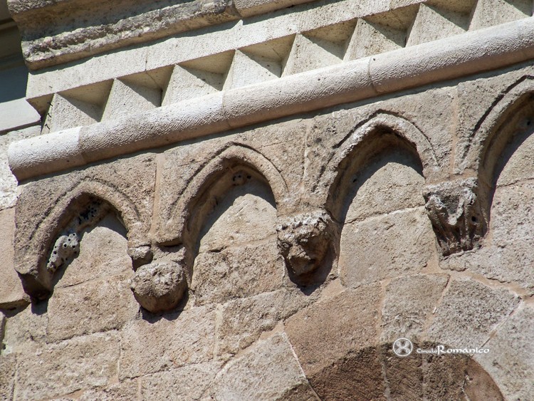 Ocsa. Virgen Maria. Detalle de ménsulas zoomorfas y vegetales