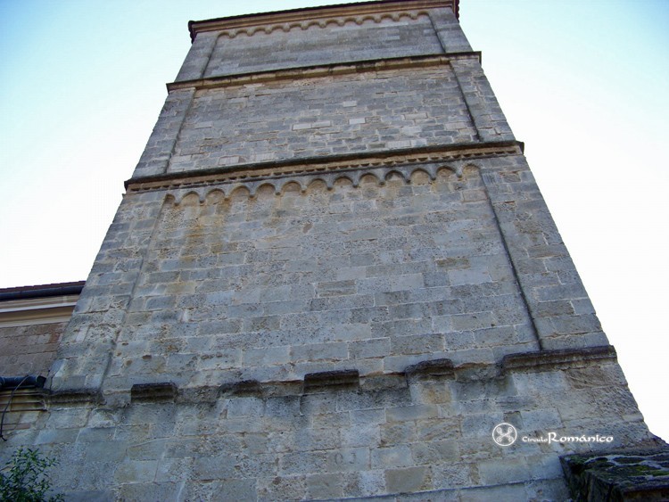 Ocsa. Virgen Maria. Fachada norte del campanario