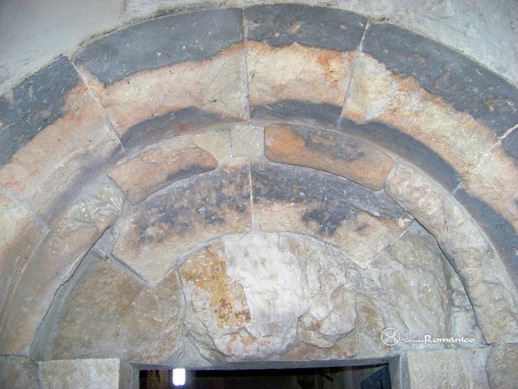 Ocsa. Virgen Maria. Detalle de las arquivoltas baquetonadas