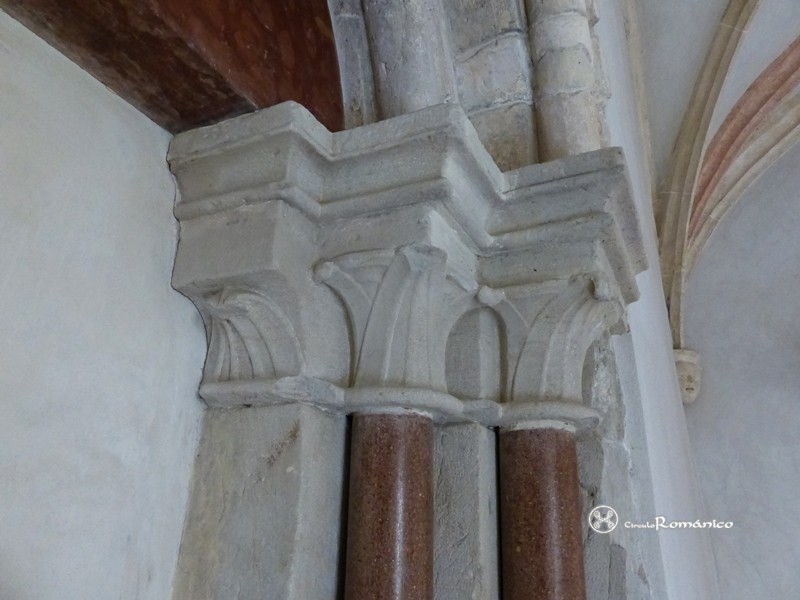 Pannonhalmi. Abadía Benedictina de San Martín. Detalle de capiteles vegetales