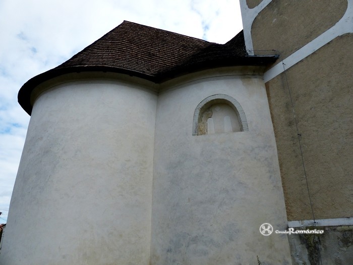 Szent Miklos. Iglesia de Szent Miklos. Restos románicos bajo el encalado