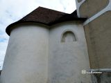 Szent Miklos. Iglesia de Szent Miklos. Restos románicos bajo el encalado