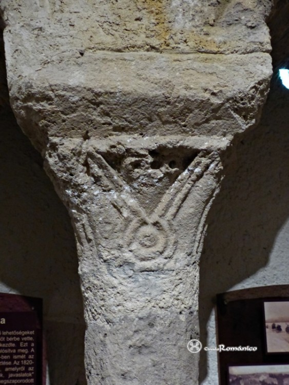 Tihany. Abadía benedictina. Detalle de capitel co decoración esquemática
