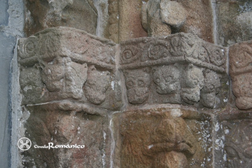 Clonfert. Saint Brendan.Cimacios vegetales y gatos en impostas