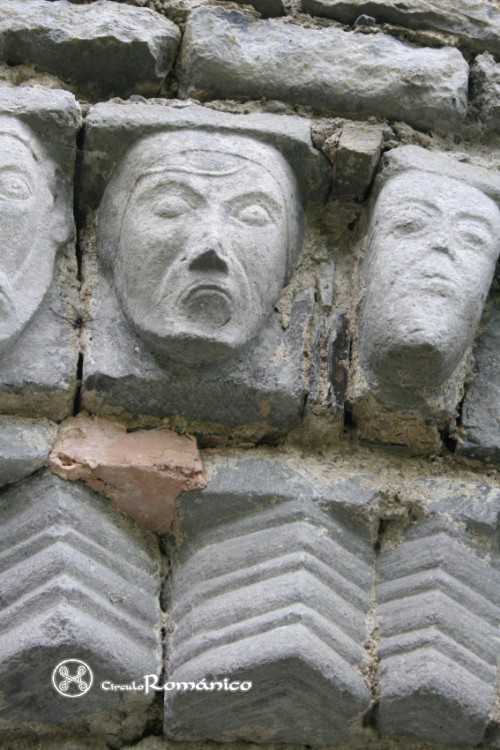 Dysert O´Dea. Monasterio de Saint Tola.Dovela con rostro