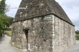 Glendalough. Saint Kevin.Entrada de uno de los edificios de la cocina