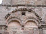 Bisarcio. Sant'Antioco. Detalle de arquería ciega