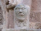 Bisarcio. Sant'Antioco. Ménsula con rostro grotesco