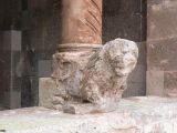 Bisarcio. Sant'Antioco. Detalle de león en basa de columna