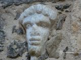 Saccargia. Santissima Trinità. Cabeza humana incrustada en el muro