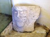 Bardone. Santa María di Assunta. Capitel con rostro masculino