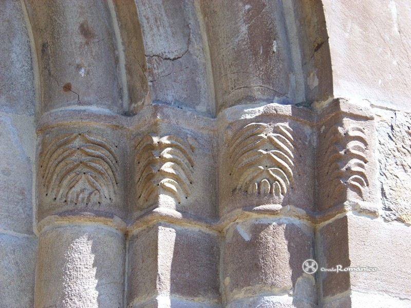 Bardone. Santa María di Assunta. Capiteles vegetales