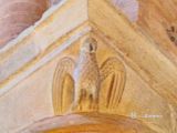Colecchio. San Prospero. Capitel con águila de alas desplegadas