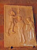 Colecchio. San Prospero. Relieve con el bautismo de Cristo