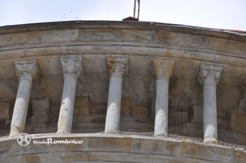 Arezzo. Santa Maria della Pieve. Galeria superior, capiteles vegetales