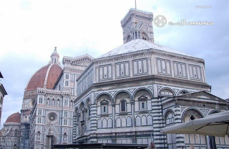 Florencia. Baptisterio de San Giovanni. Santa Maria dei Fiore al fondo