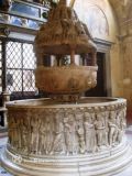 Lucca. San Frediano. Interior. Pila bautismal