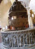 Lucca. San Frediano. Interior. pila bautismal