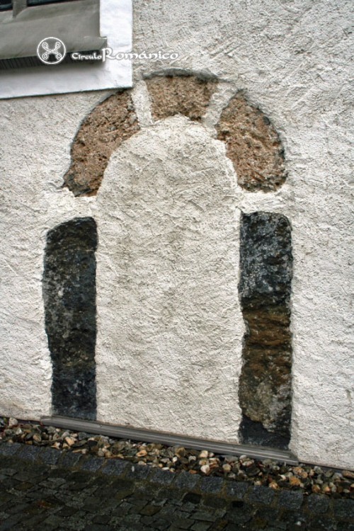 Bendern. Kirchhügel. Arco de medio punto en el muro sur