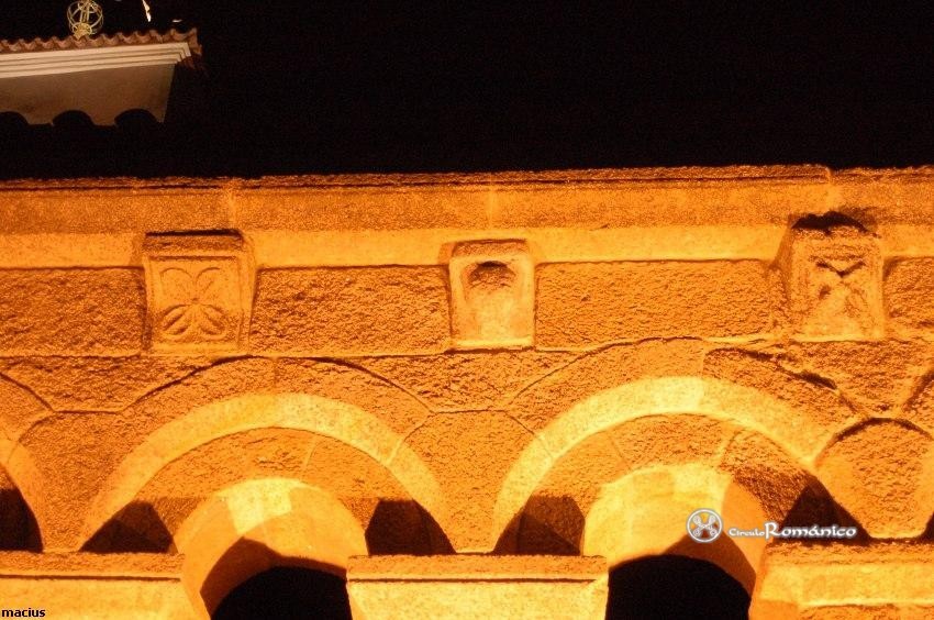 Bragança. Domus Municipalis. Detalle de canecillos vegetales