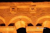 Bragança. Domus Municipalis. Detalle de canecillos figurados y geométricos