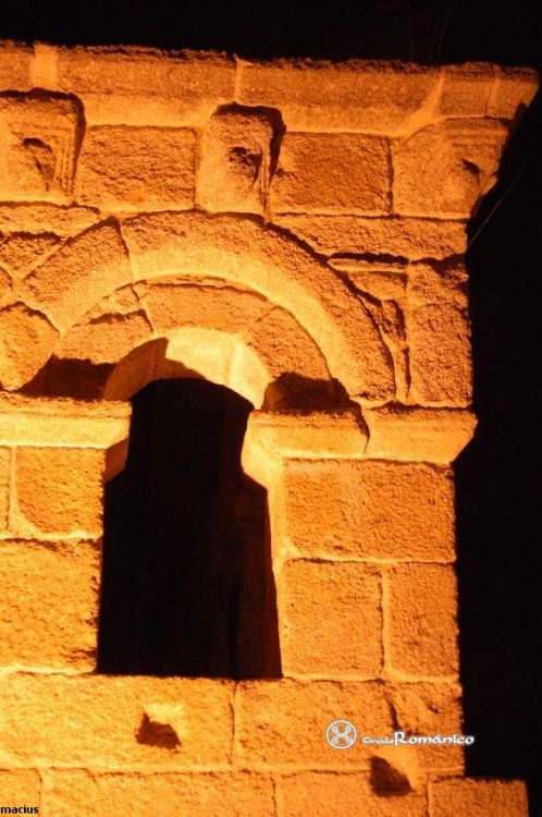 Bragança. Domus Municipalis. Detalle de vano y canecillos