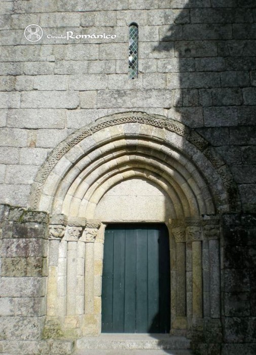 Freixo de Abaixo. Iglesia del divino salvador. Fachada oeste. Portada