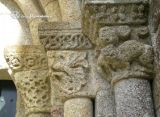 Freixo de Abaixo. Iglesia del divino salvador. Fachada oeste, portada. Capiteles lado derecho